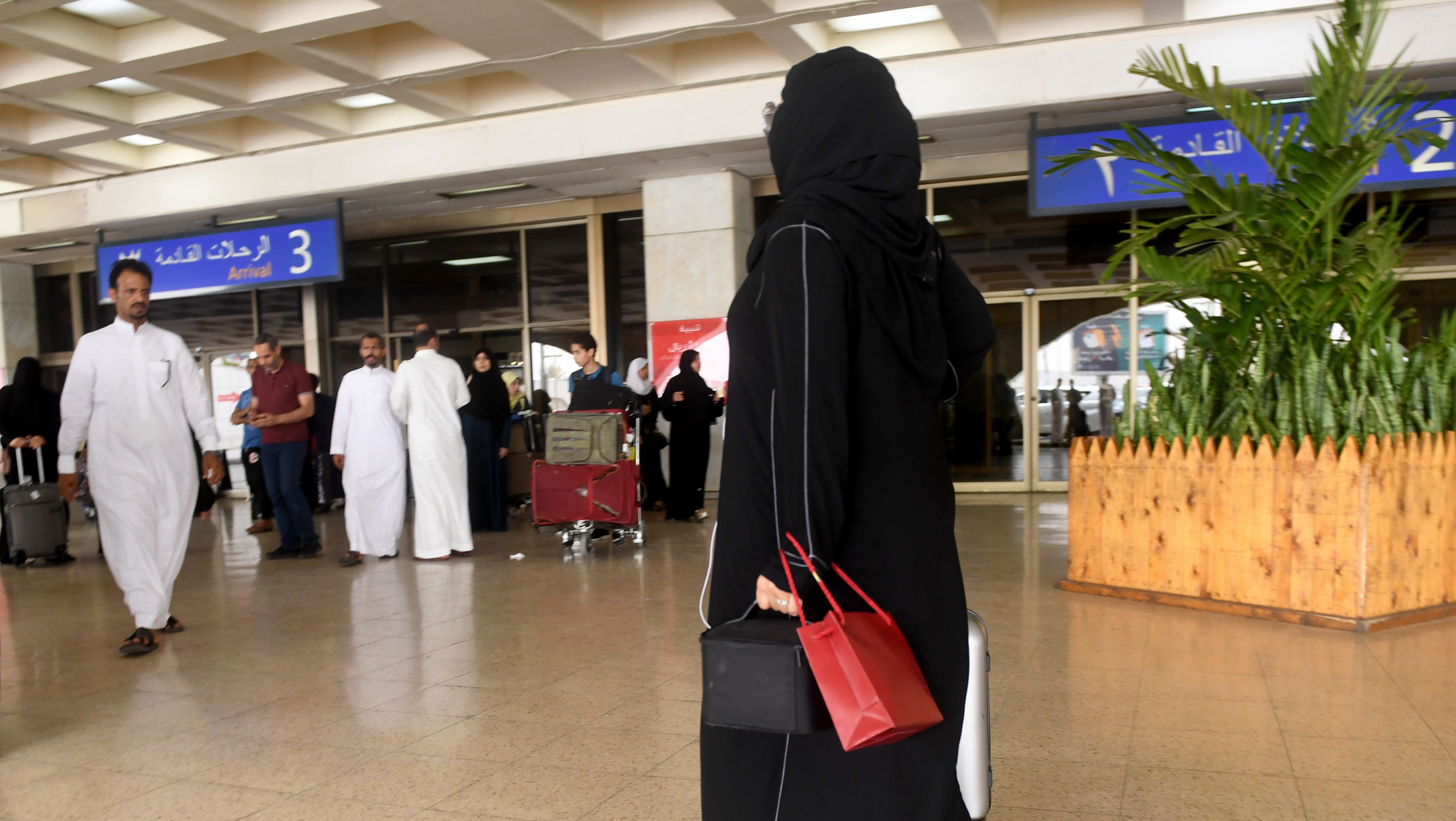 Mostantól ugyanazon az ajtón mehetnek be a nők és a férfiak a szaúd-arábiai éttermekbe