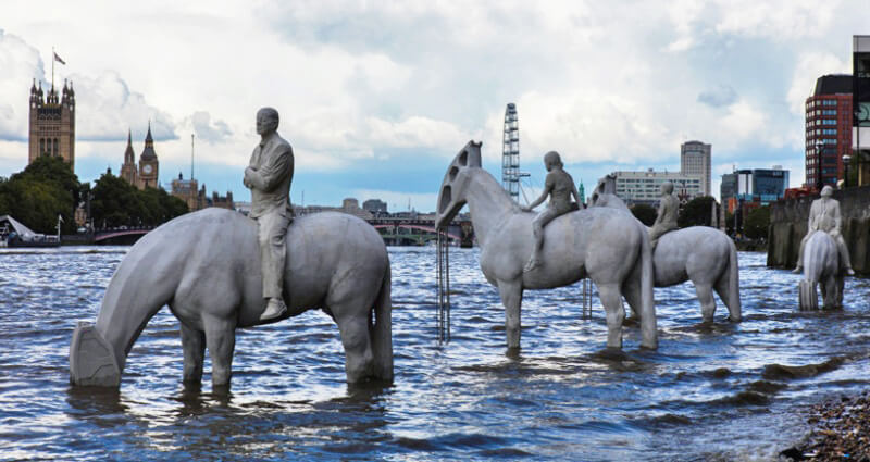 Ez a szoborcsoport Londonban csak kétszer látható egy nap