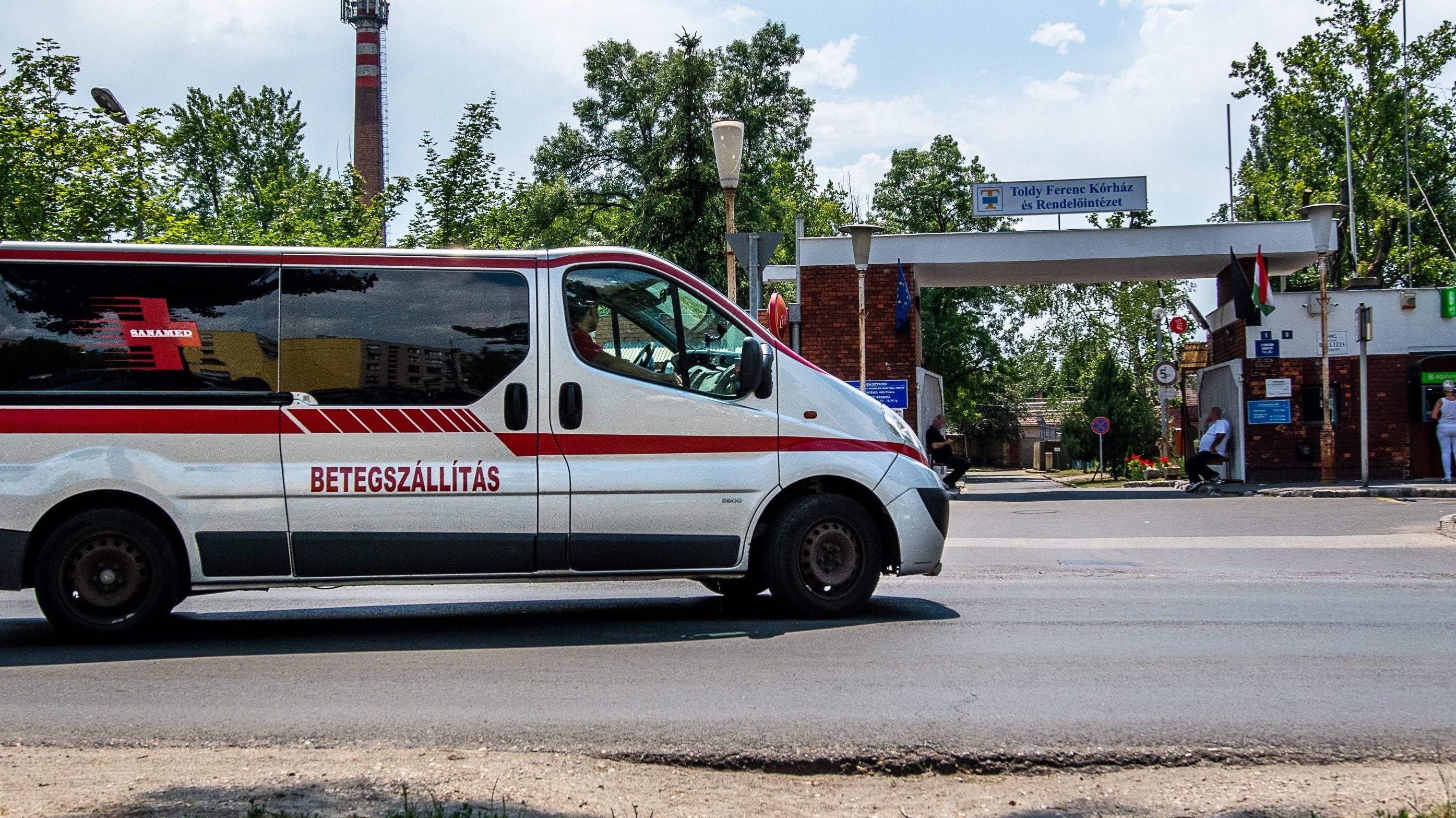 Kiégett a betegszállító autó a kórház területén, két másik autóra is átterjedt a tűz