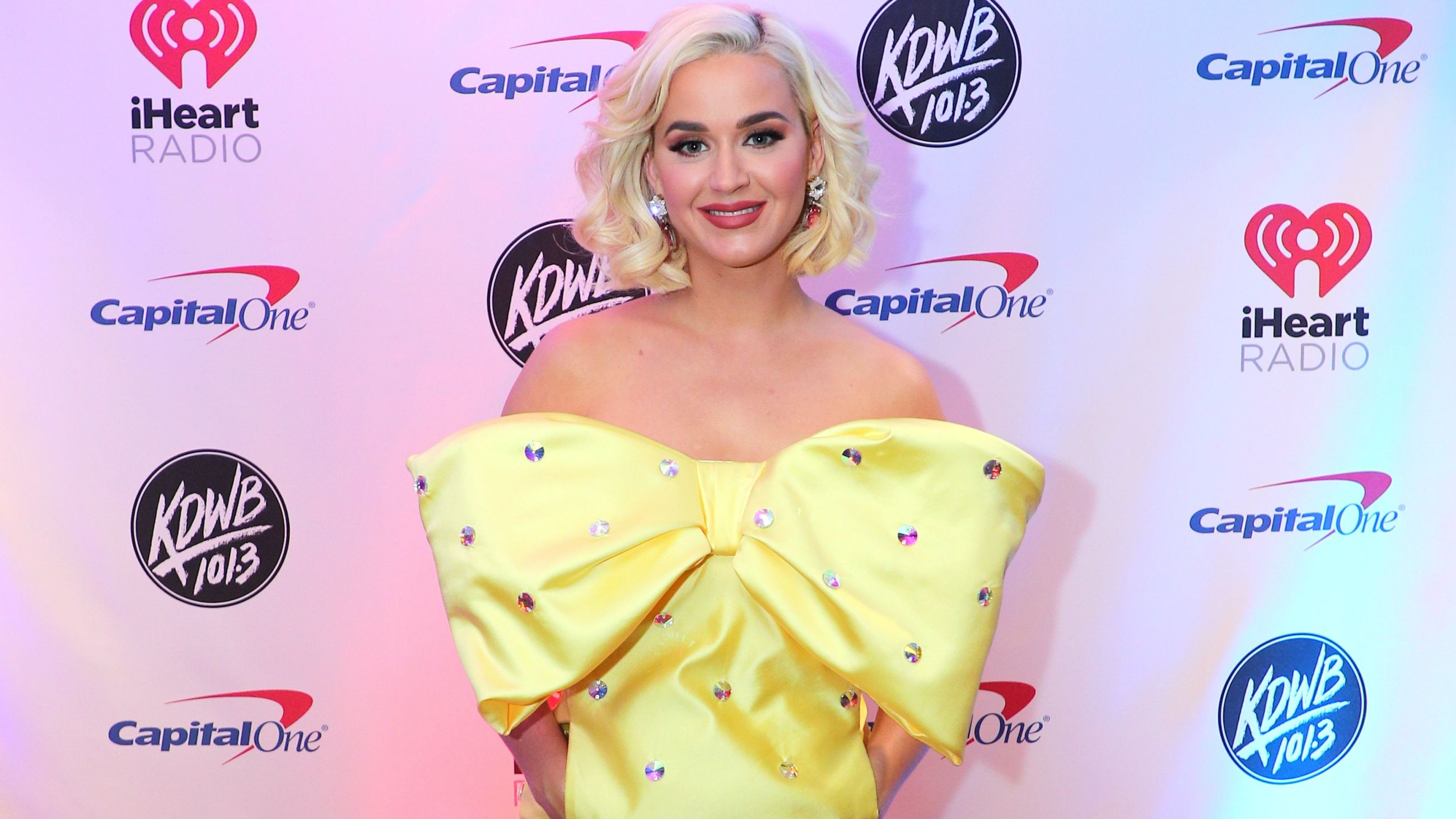 Még csak 10-e van, de Katy Perry már karácsonyi ajándéknak öltözött