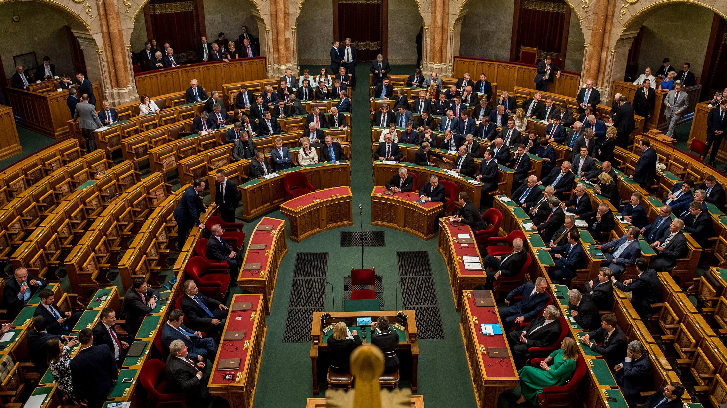 Megszavazta a parlament a fideszes Médiatanácsot