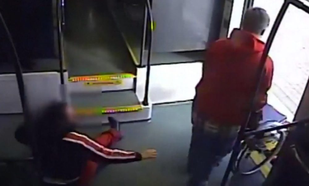 Videón, ahogy kirángatja a mozgássérült nő alól a kerekesszéket, de megállítják, mielőtt ellophatná