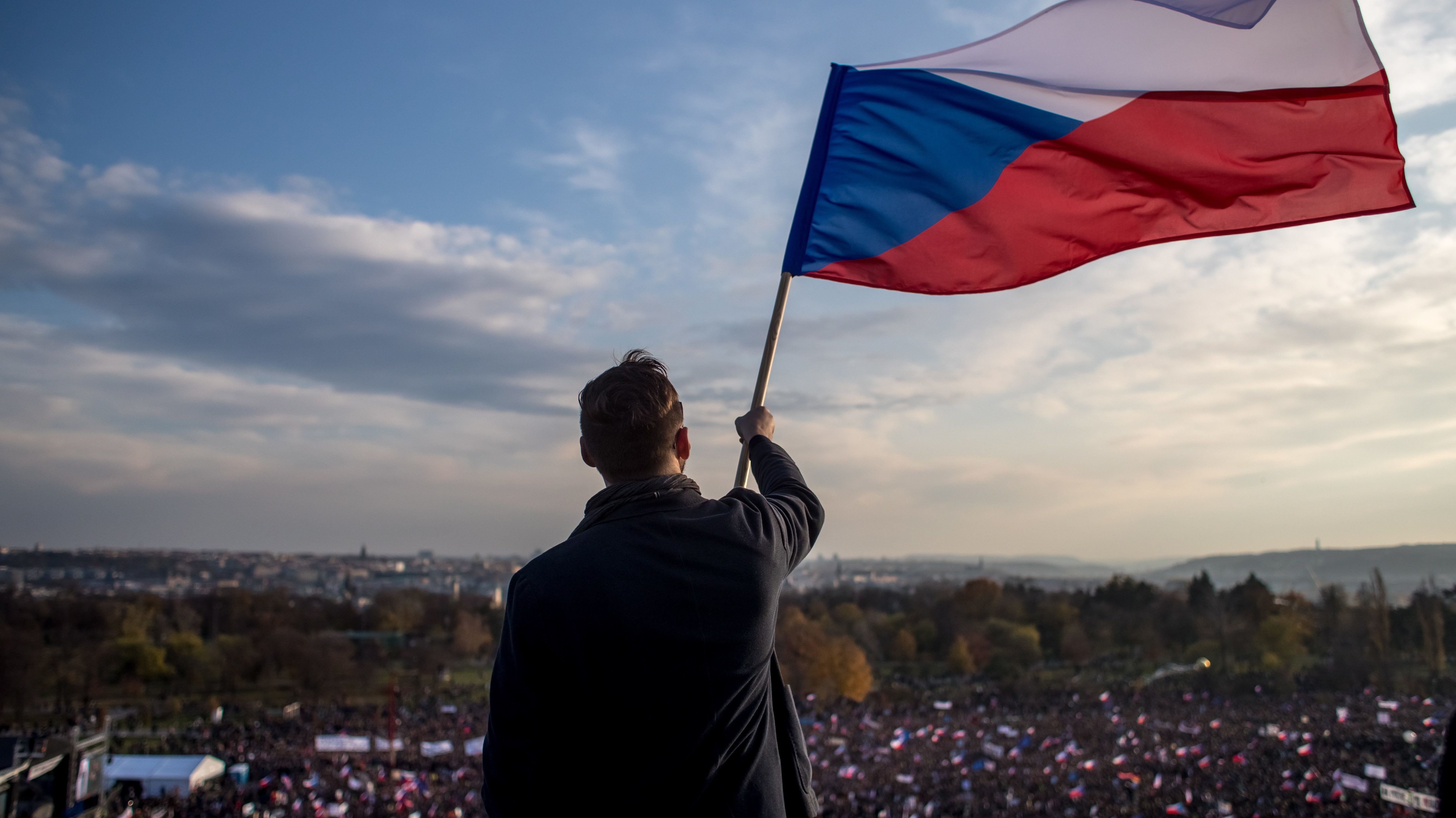 Sok tízezren követelték Andrej Babis kormányfő lemondását Prágában