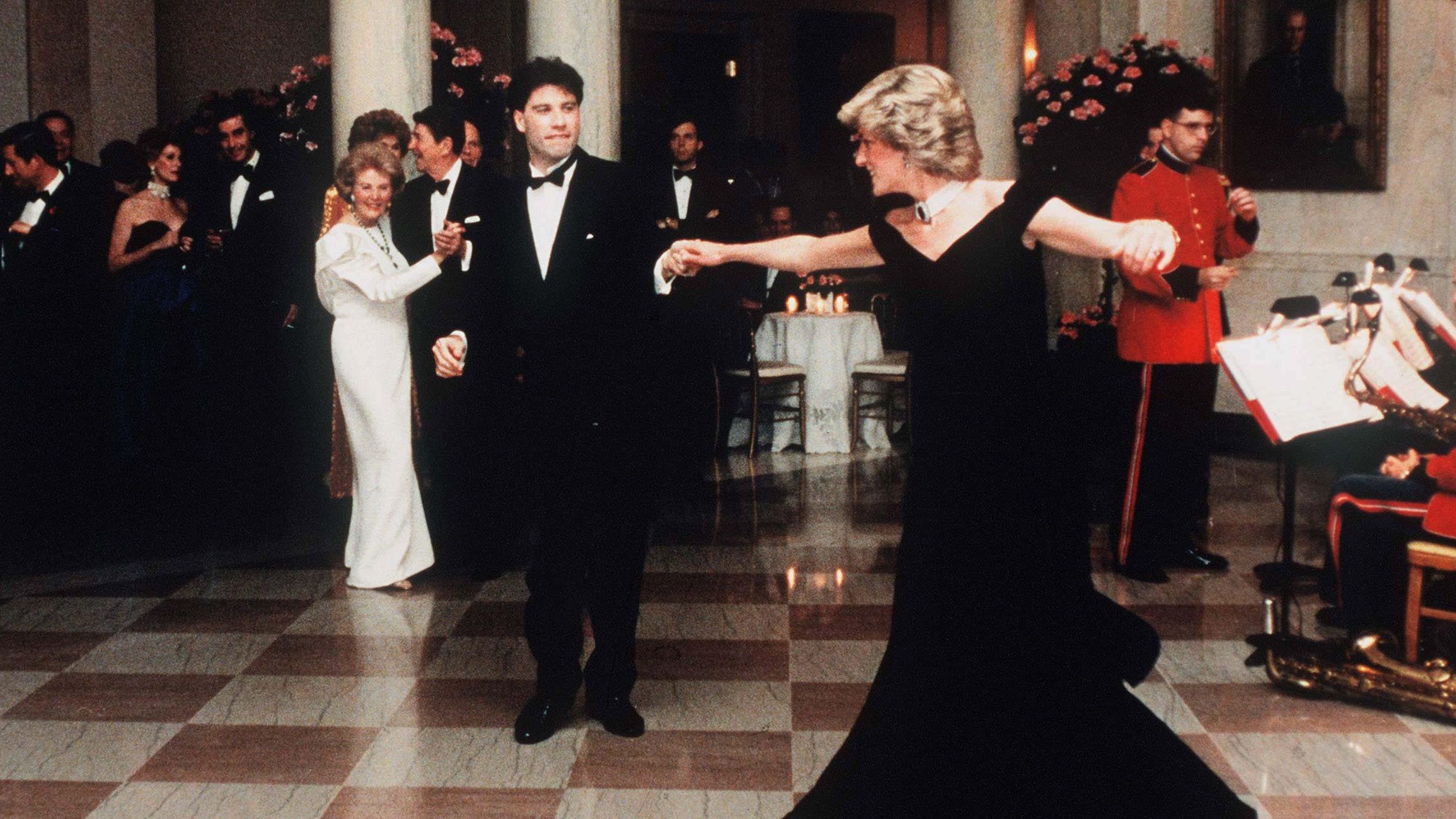 Brutális összegért kelt el Diana hercegné estélyi ruhája, amiben Travoltával táncolt