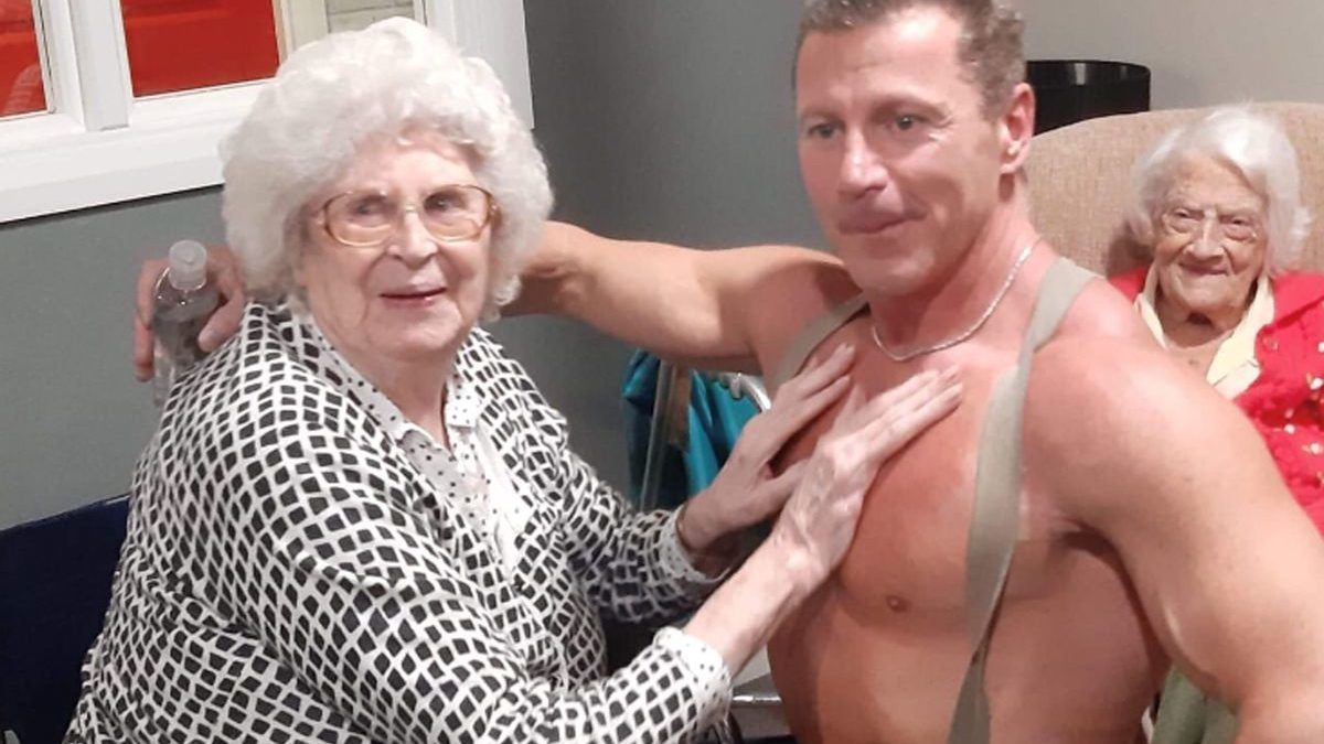 Teljesült az idősek otthonában élő 89 éves nő karácsonyi kivánsága: kapott egy „nagy bicepszű” sztriptíztáncost