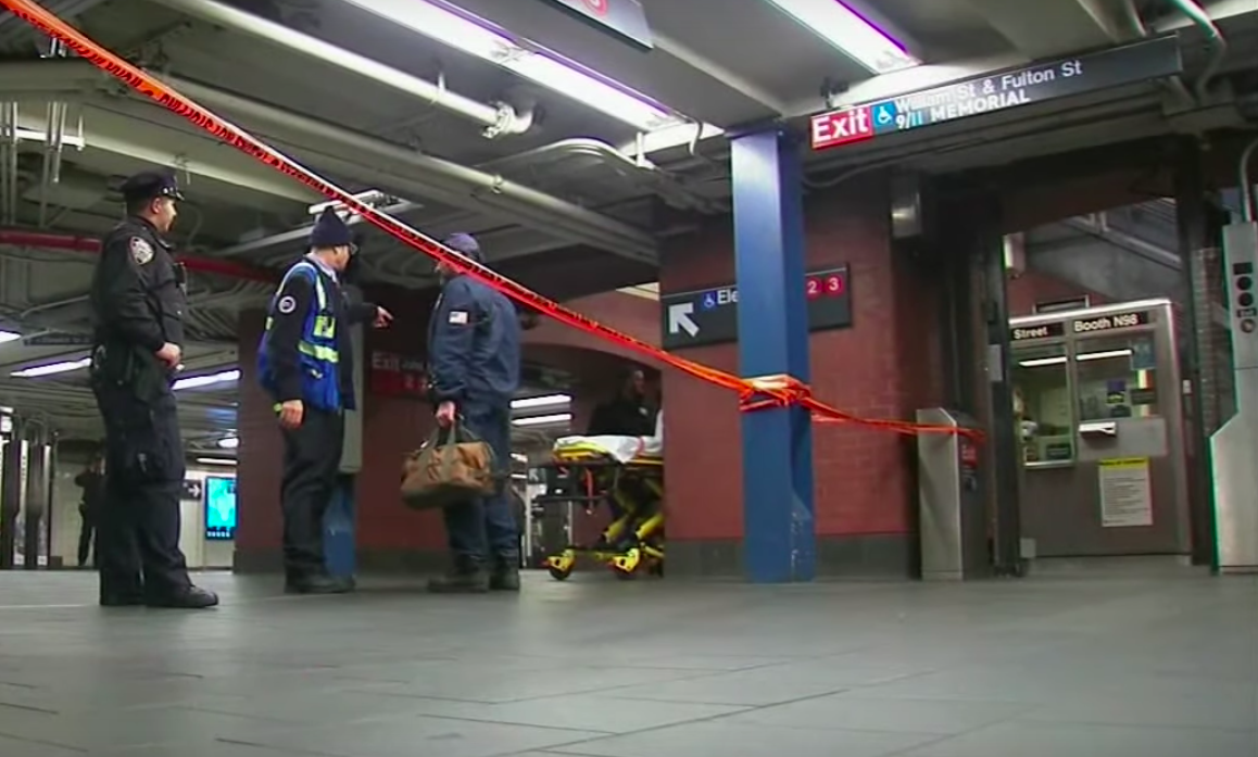 Halálra gázolt a metró egy sínre zuhanó kétéves kisfiút, miközben az anyja épp cipőt kötött