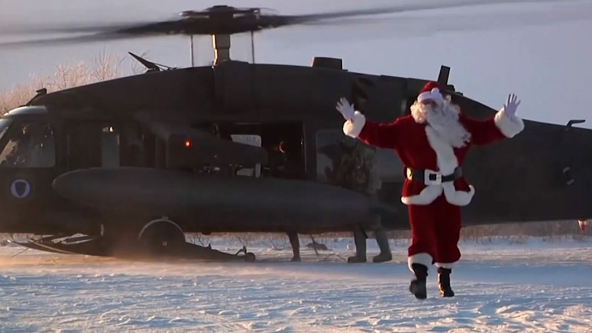 Rénszarvasszán helyett katonai helikopterrel érkezett a Mikulás Alaszkába