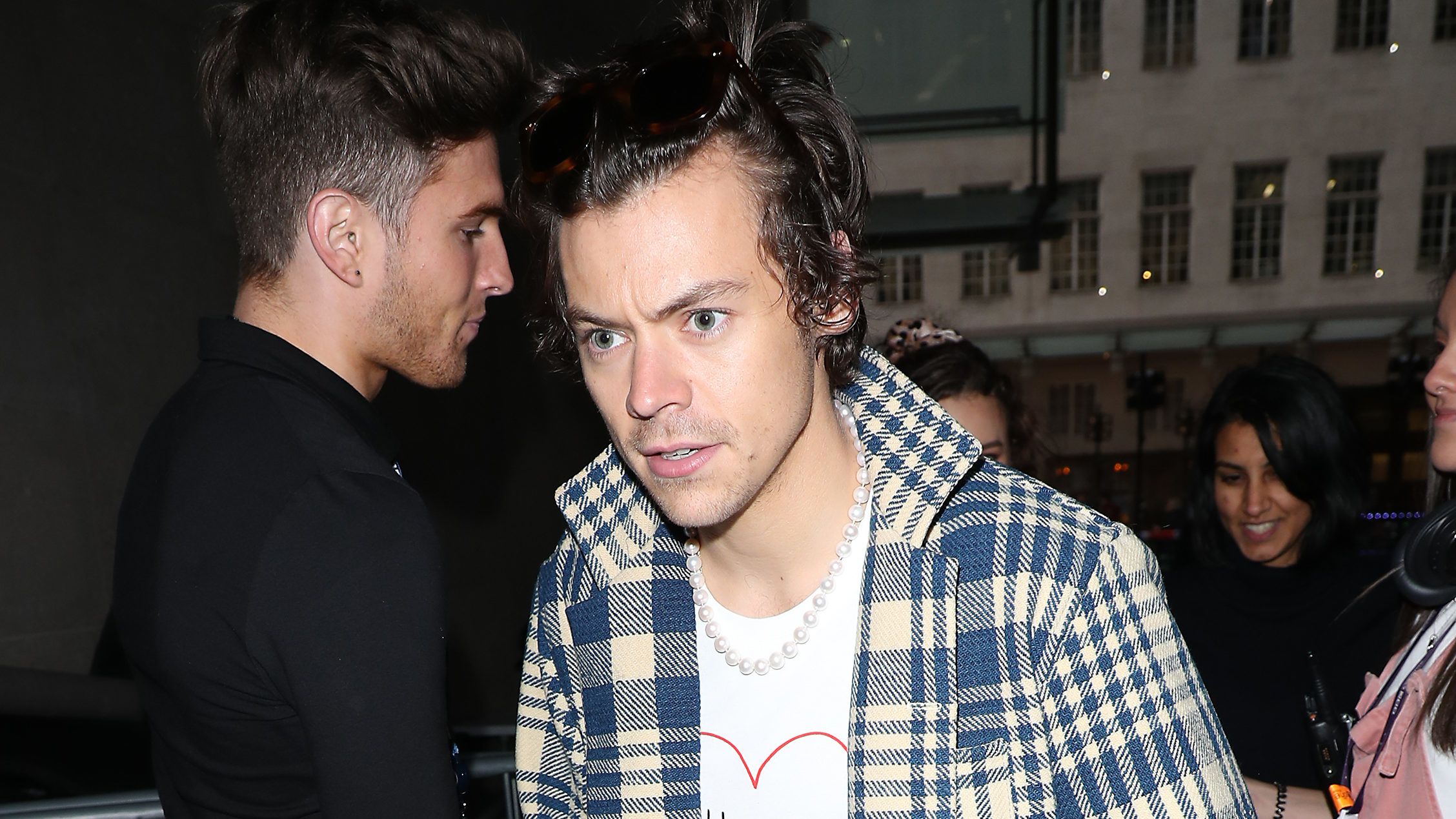 Harry Styles-t csellel vetkőztette meztelenre fotósa