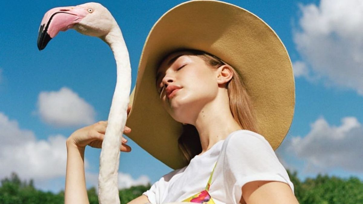 Gigi Hadid egy flamingóval a hóna alatt pózol
