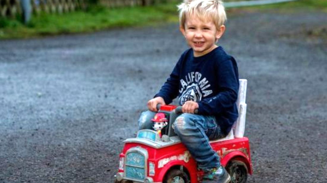 Mancs őrjáratos kisautójával sietett apja megmentésére egy brit kisfiú