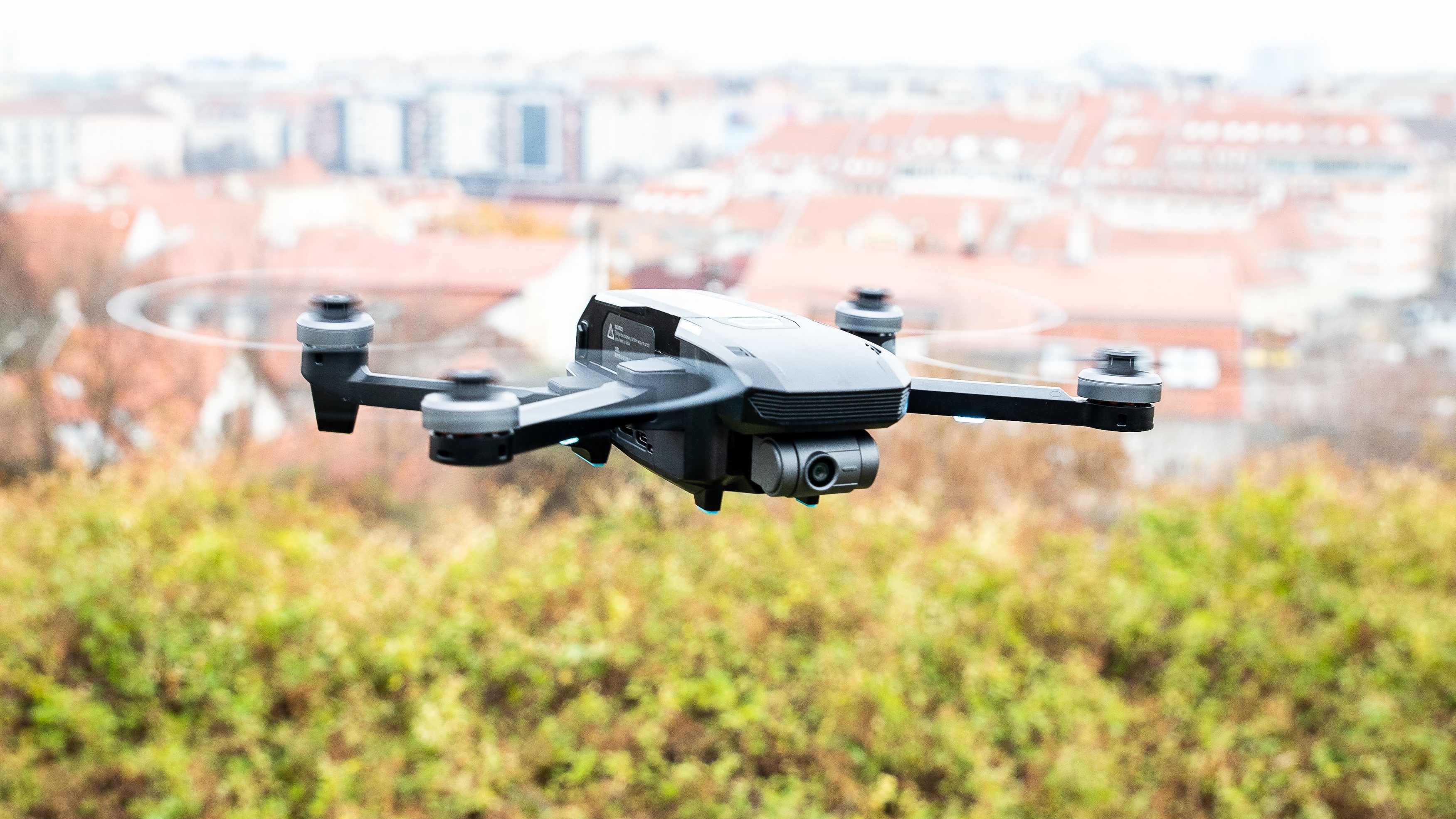 Ez a drón tudja a 4K-t, hetvennel repeszt és fél óráig bírja a levegőben