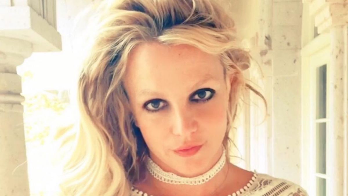 Britney Spears megmutatta a kedvenc rózsaszín felsőjét… egy fekete-fehér fotón