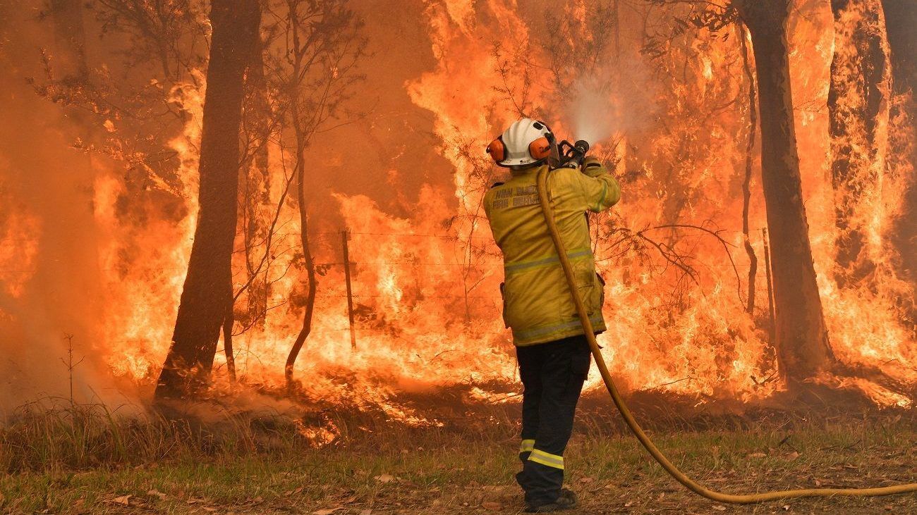 Kiraboltak egy tűzoltóságot Ausztráliában, miközben a tűzoltók az ország legsúlyosabb tűzvészével küzdenek.