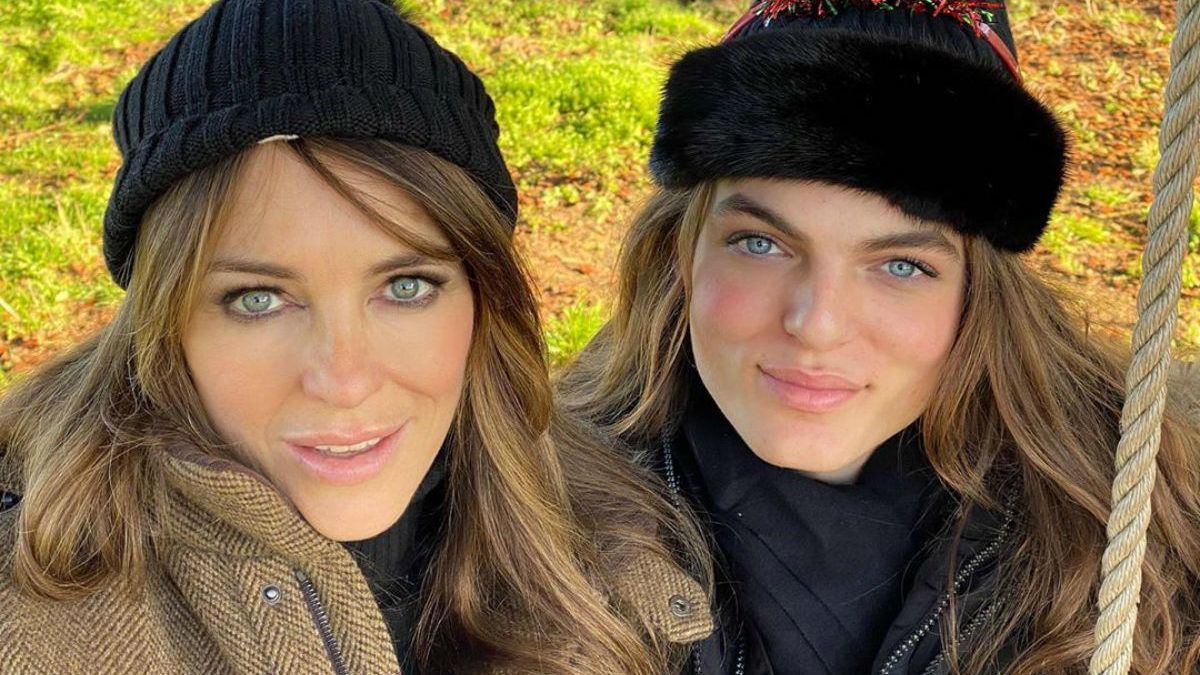 Elizabeth Hurley mellett nem egy tükör áll, hanem a fia