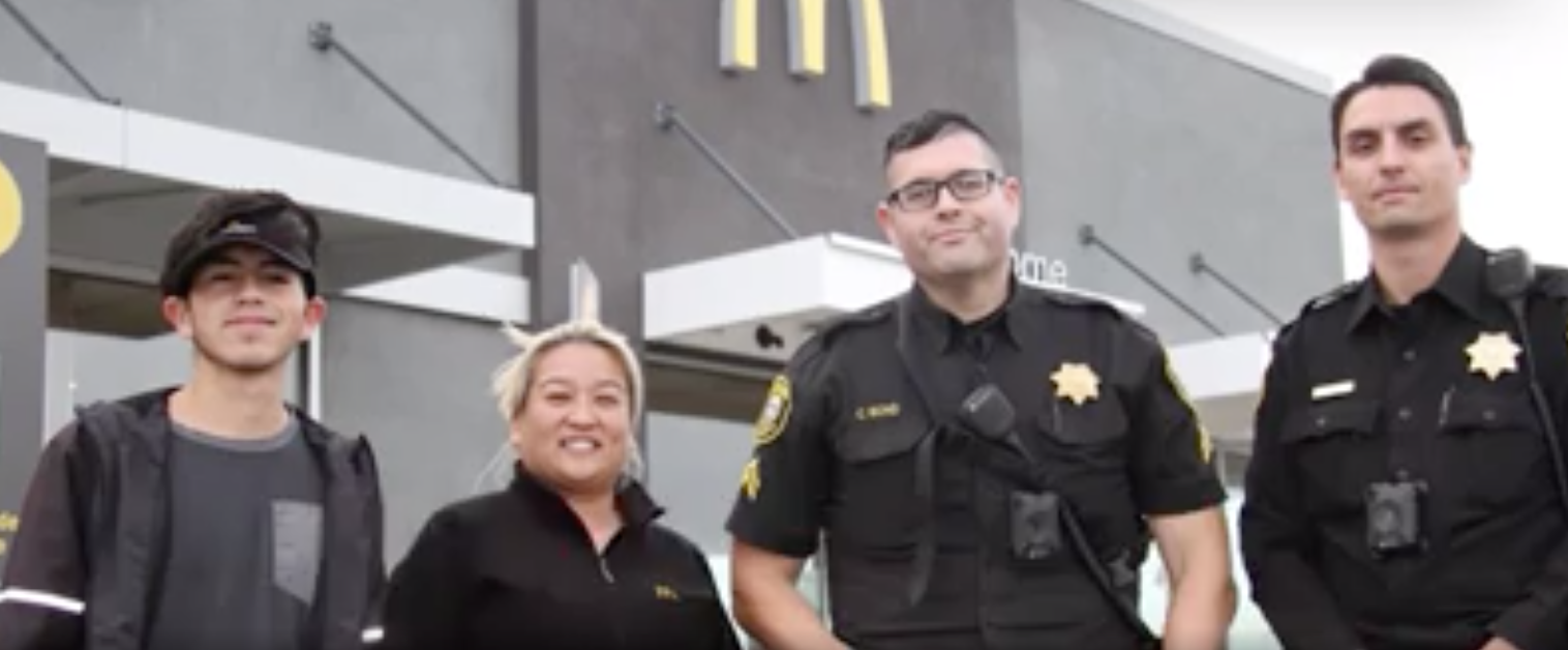 Segítséget kért a McDonalds-ban egy nő, a kiszolgálók feltartották a támadóját