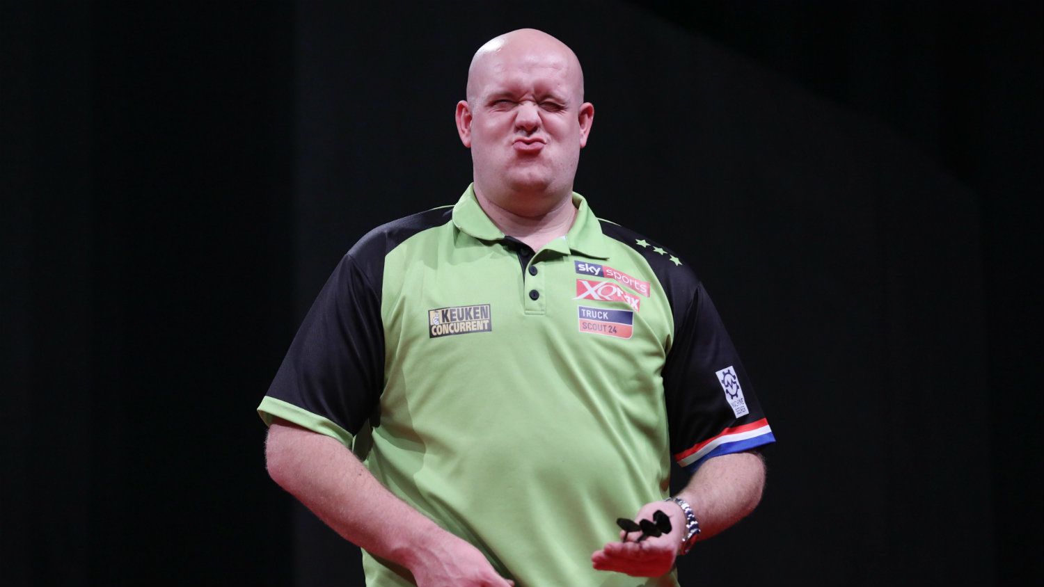 Van Gerwen rosszabb játékkal is verte vérző ujjú ellenfelét