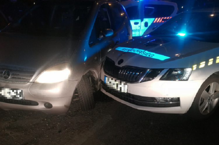 Forgalommal szemben autózott az M0-son, egy rendőrautóval is ütközött egy román nő