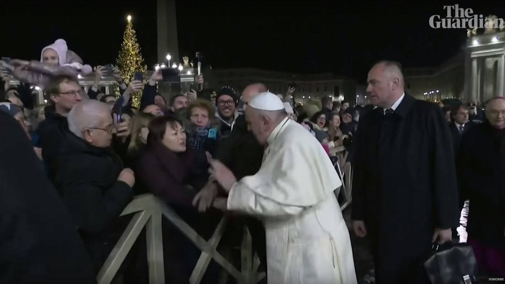 Ferenc pápa idegesen csapott rá egy nő kezére, aki magához rántotta őt egy ünnepségen