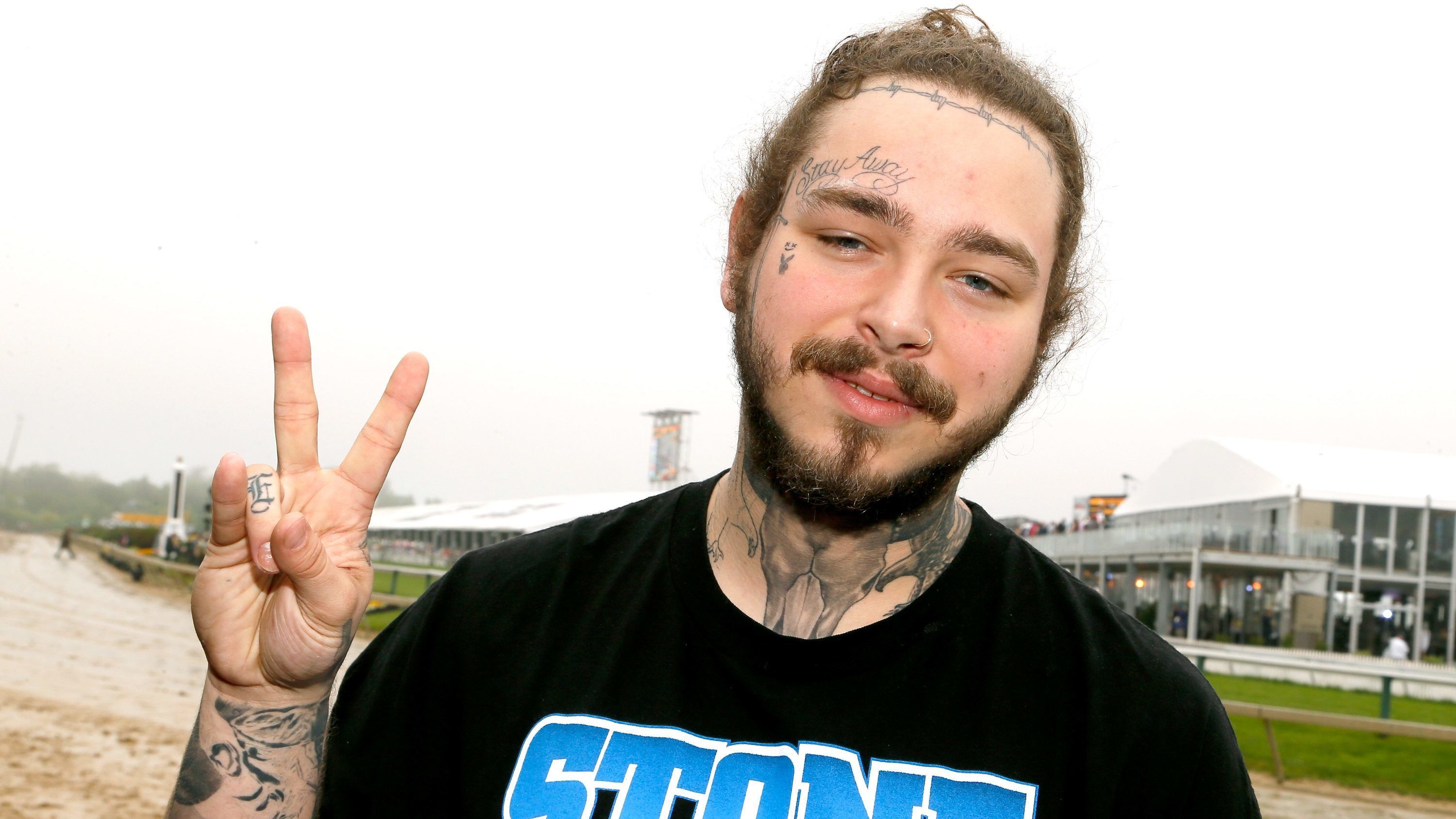 Post Malone 2020 előtt még gyorsan az arcára tetováltatott egy buzogányt