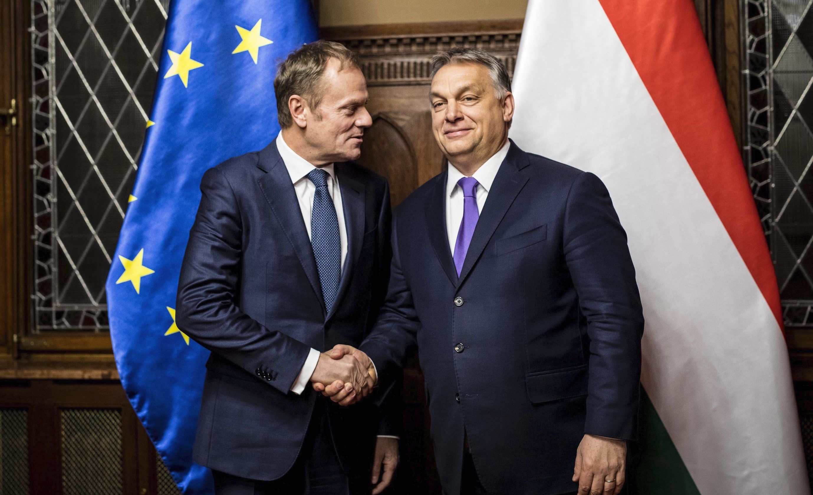 Már Donald Tusk asztalán van a bölcsek jelentése a Fideszről