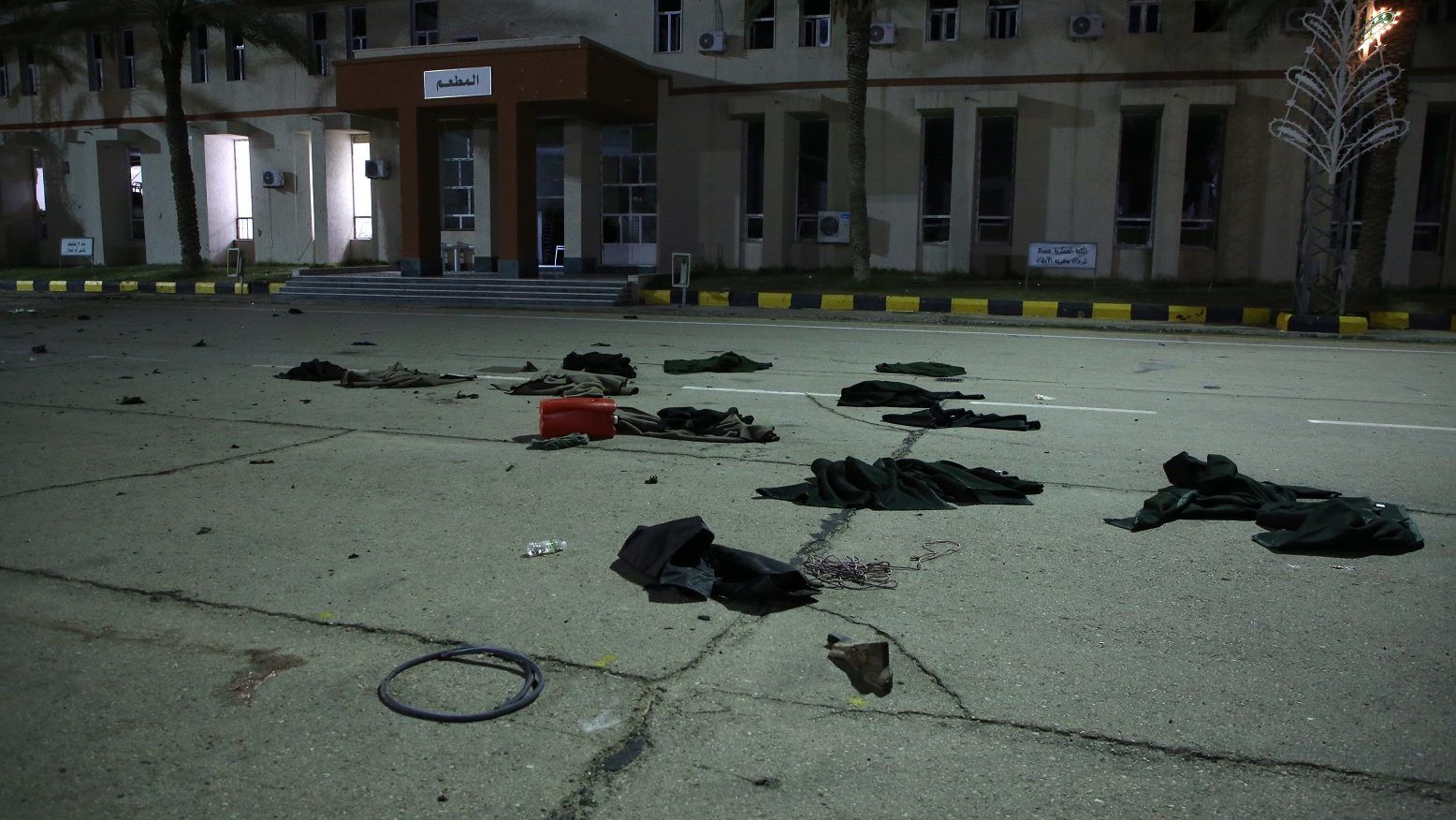 Katonai akadémiát ért légicsapás Tripoliban, sok diák meghalt