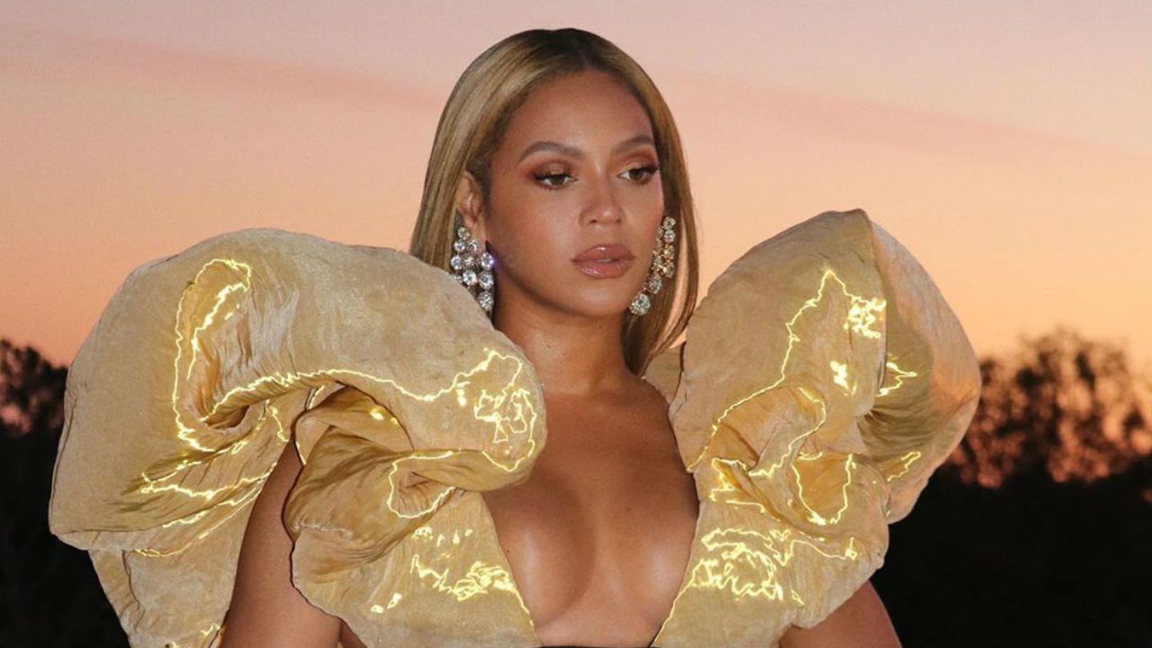 Beyoncé tudja hogy kell bevonulni egy díjátadóra: késve, aranyban