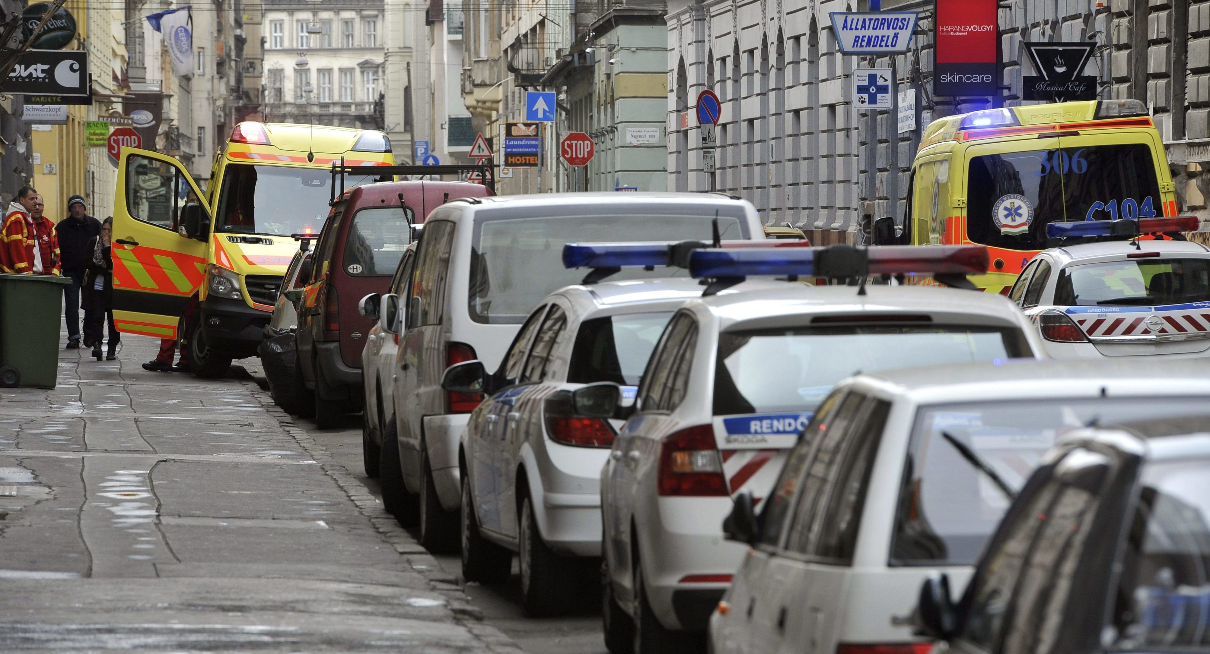 Csak a tömegesen átvezényelt vidéki fiatalok miatt működőképes a budapesti rendőrség