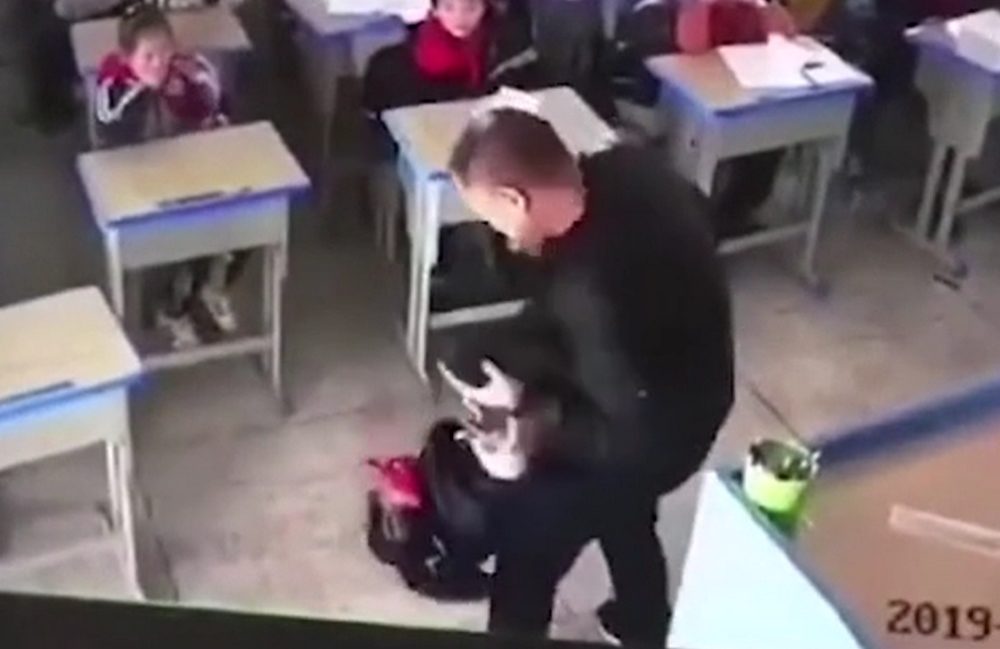 A lábánál fogva, fejjel lefelé rázta egy tanár a diákját, mert az elfelejtette a házi feladatot egy kínai iskolában