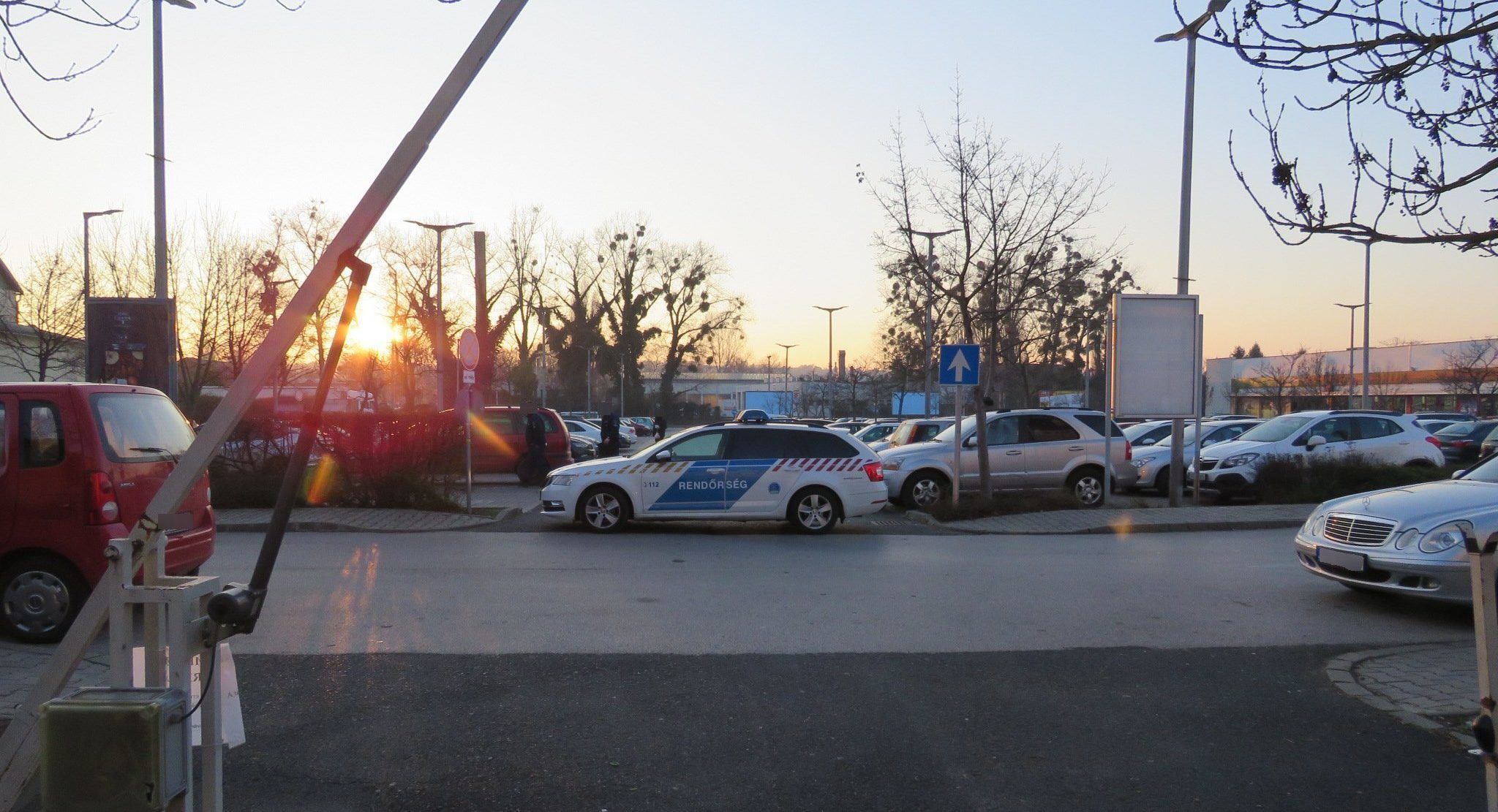 Golfütőkkel támadtak a kaposvári pláza biztonsági őreire