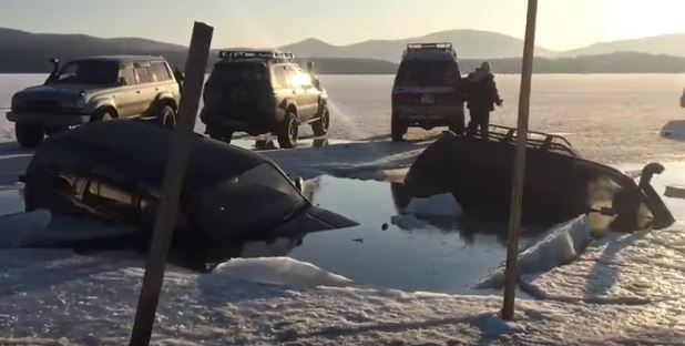 Egyszerre 30 autó alatt szakadt be a jég Oroszországban