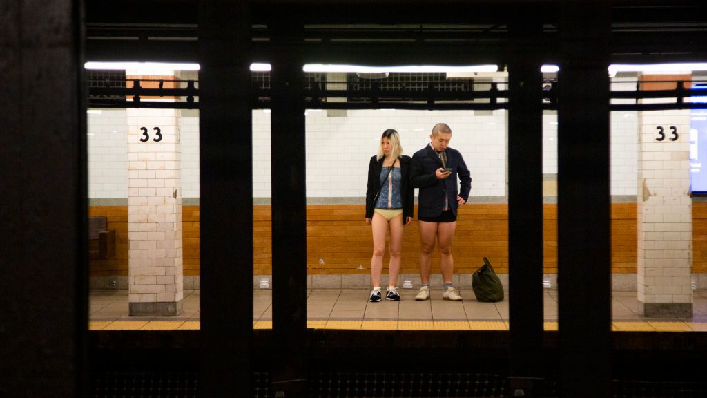 Eljött a napja a metrón bugyiban utazásnak