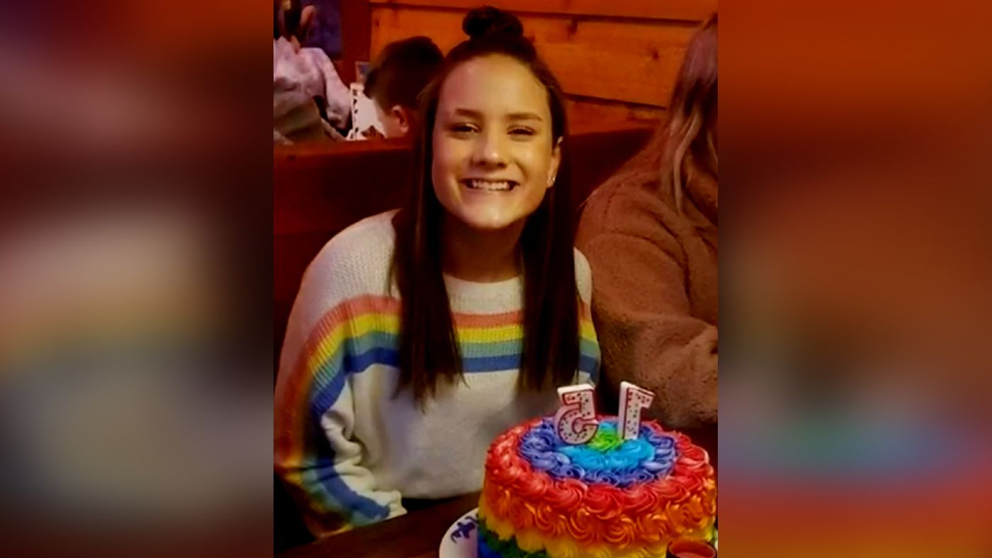Kirúgtak az iskolából egy 15 éves, amerikai lányt, mert ez a pulóver volt rajta a születésnapján