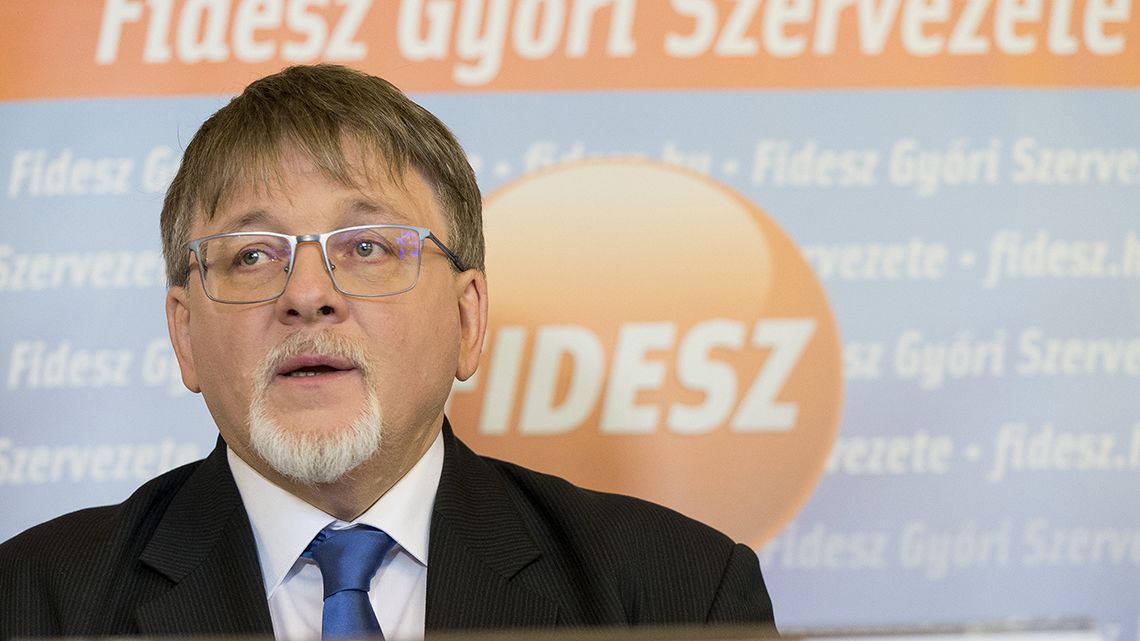 A luxuspapagájokkal együtt törölte Facebook-oldalát a győri Fidesz-jelölt