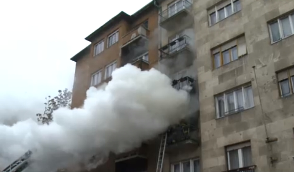Hatalmas tűz a Lónyay utcában: egy idős asszonyt az erkélyről mentettek meg a tűzoltók