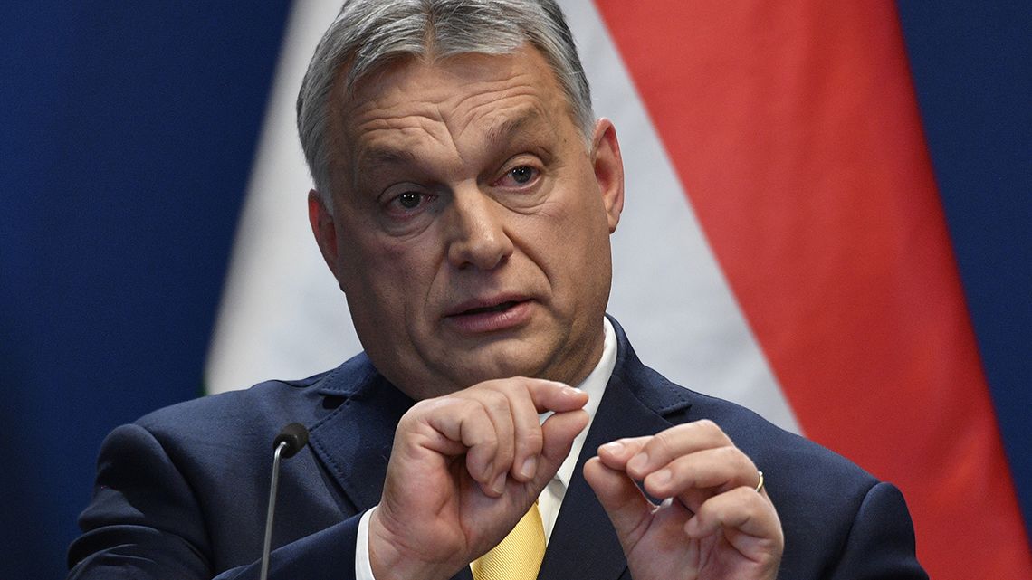 Orbán rángatja a célkeresztet