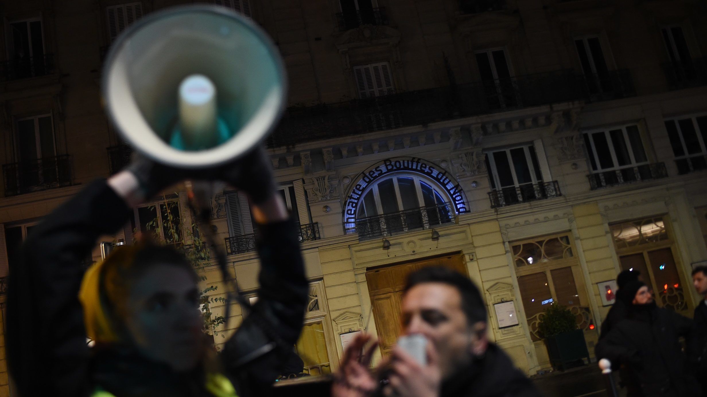 Tüntetők ostroma miatt kellett sietősen távoznia Macronnak egy színházi előadásról