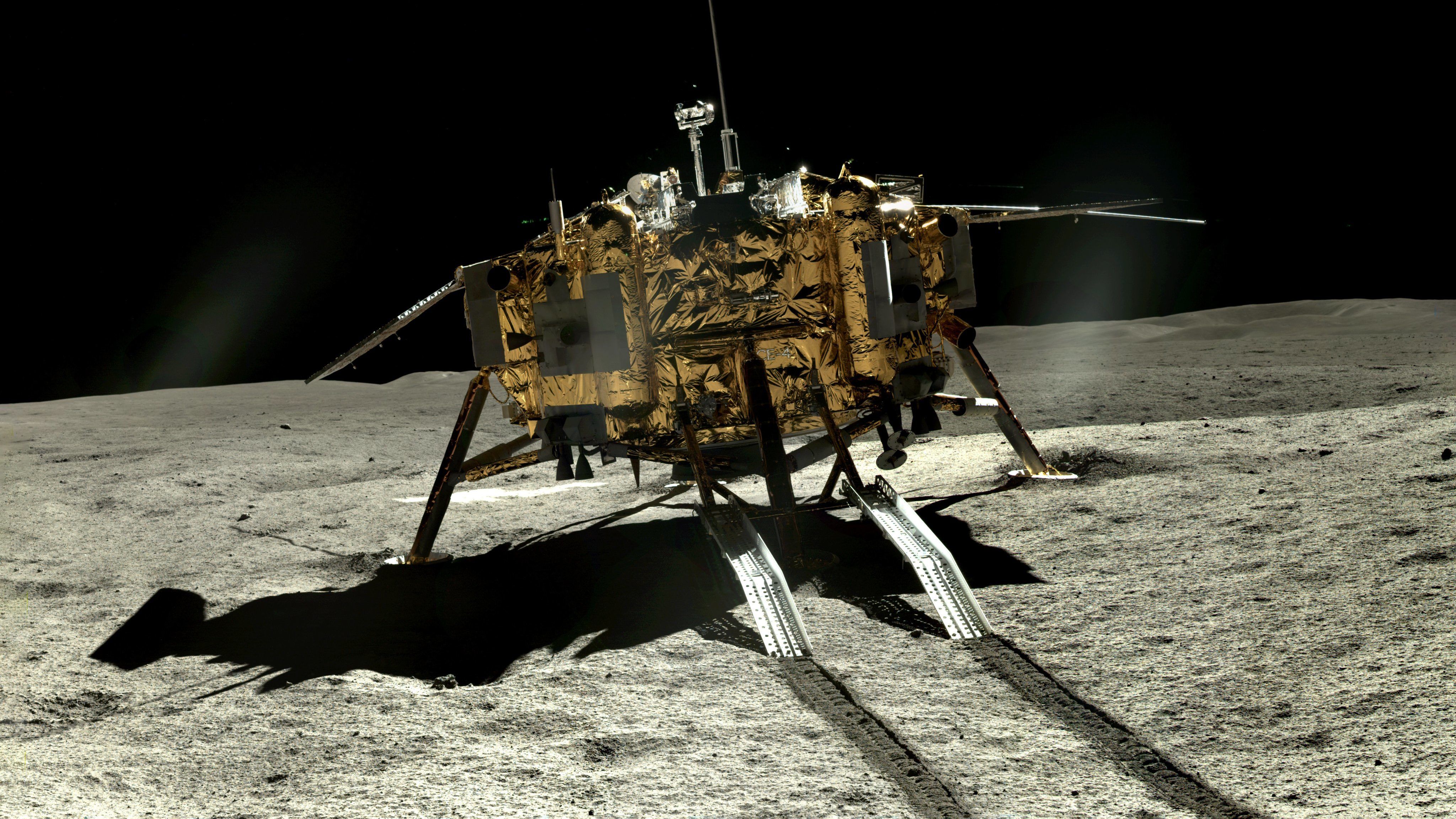 Újabb képeket kaptunk a Hold túlsó oldaláról