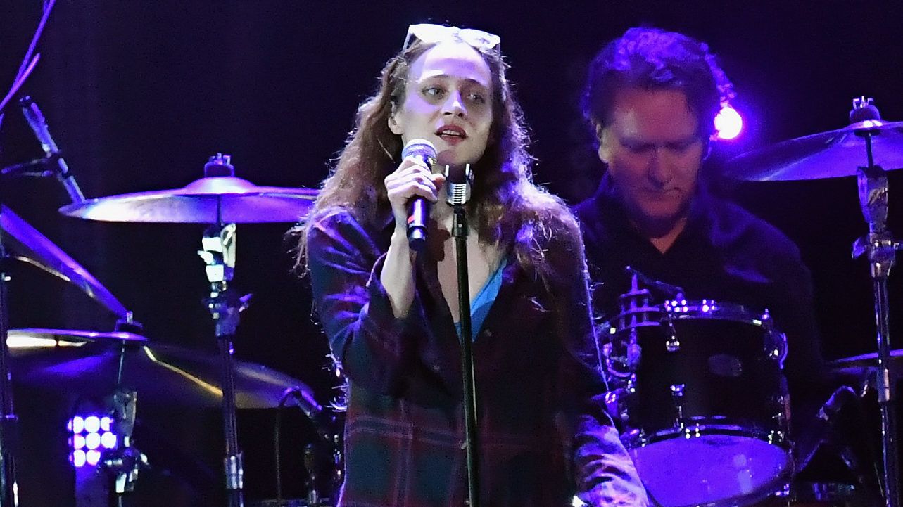 Fiona Apple rettenetesen érzi magát, hogy Justin Bieber ennyire elkeseredetten első akar lenni