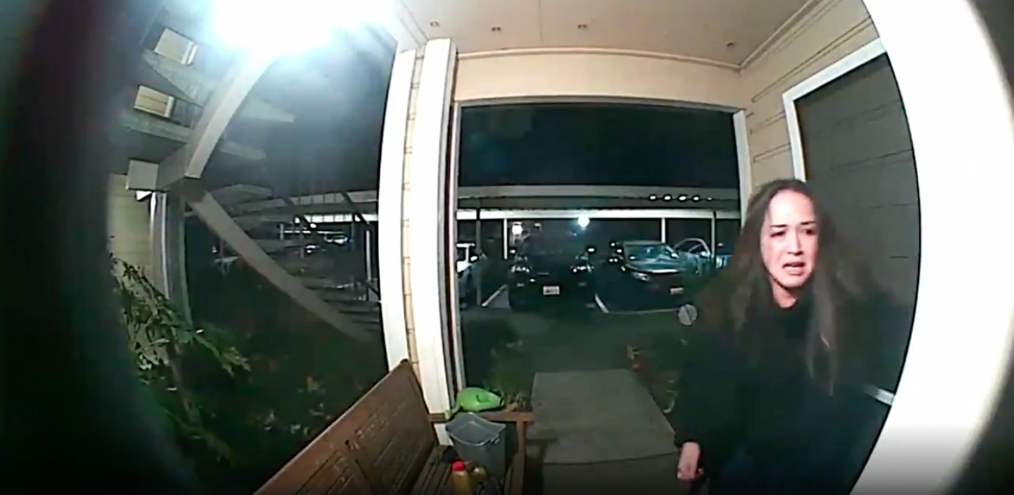 Videón, ahogy saját lakása ajtajában rabolnak ki egy amerikai nőt