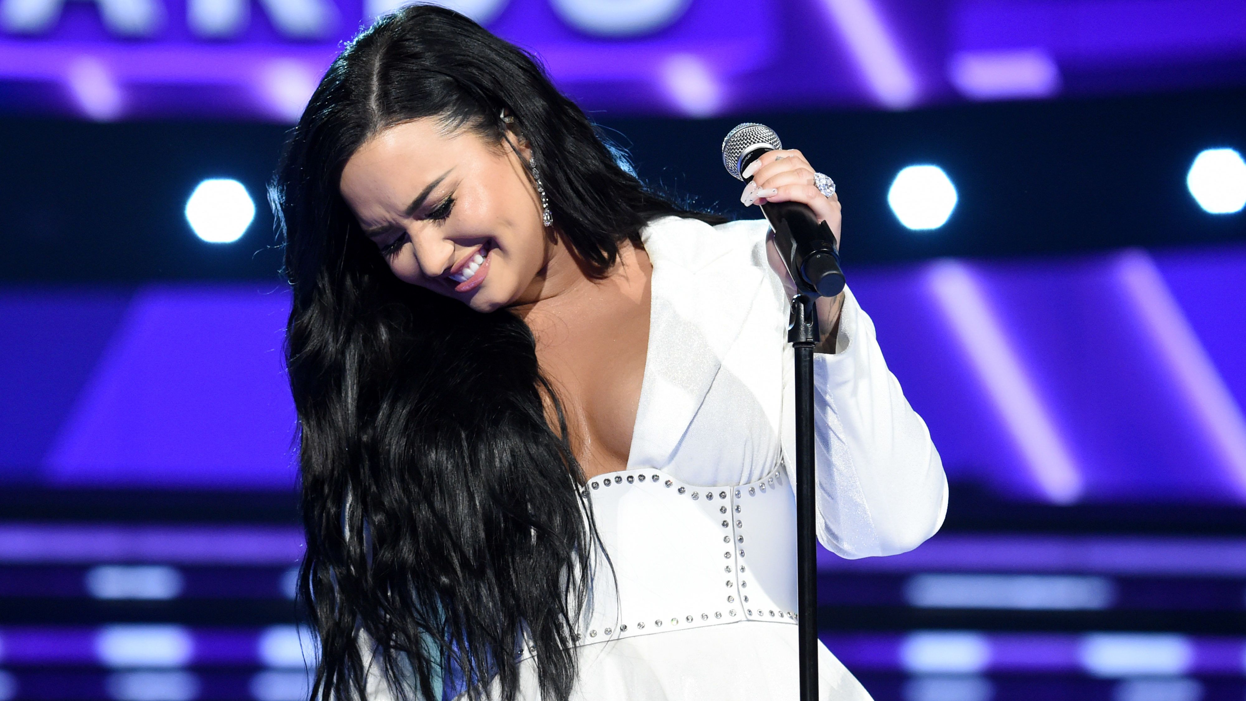 Demi Lovato visszatért a Grammyn, és majdnem elsírta magát, mikor énekelni kezdett