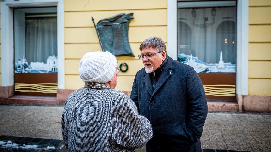 Egy fenékkel két lovat: az új győri polgármester folytatja a gyógyítást is