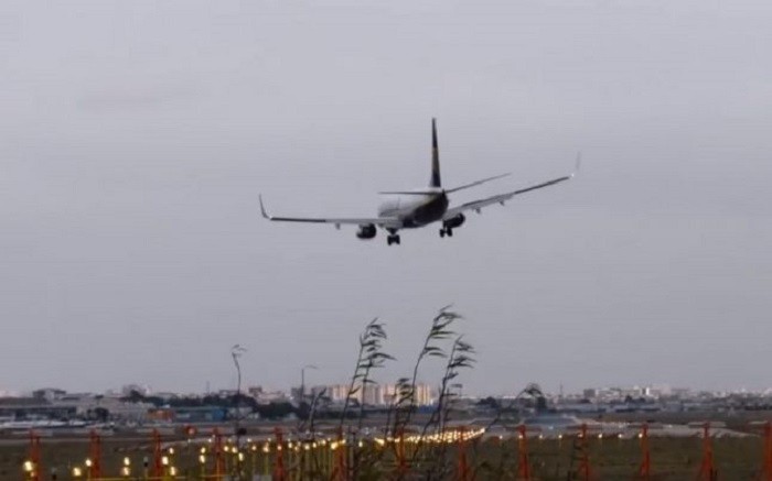 Félelmetes landolás: ide-oda dobálja a Ryanair gépét az erős szél