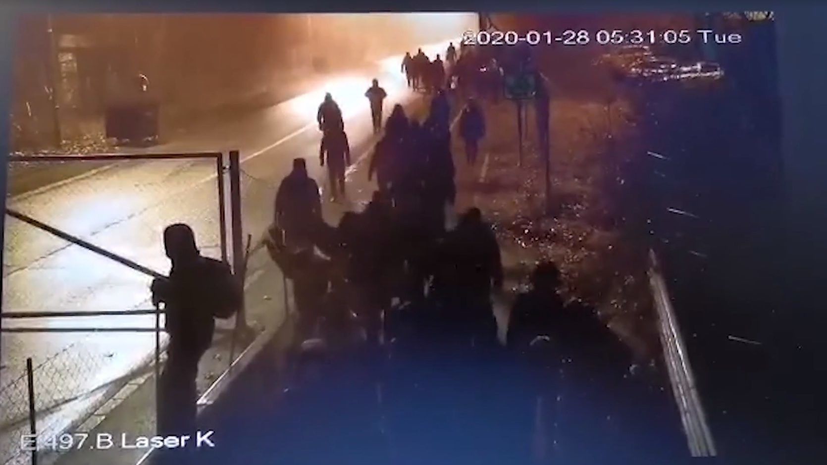 Videón, ahogy a migránsok megpróbáltak áttörni a határkerítésen Röszkénél