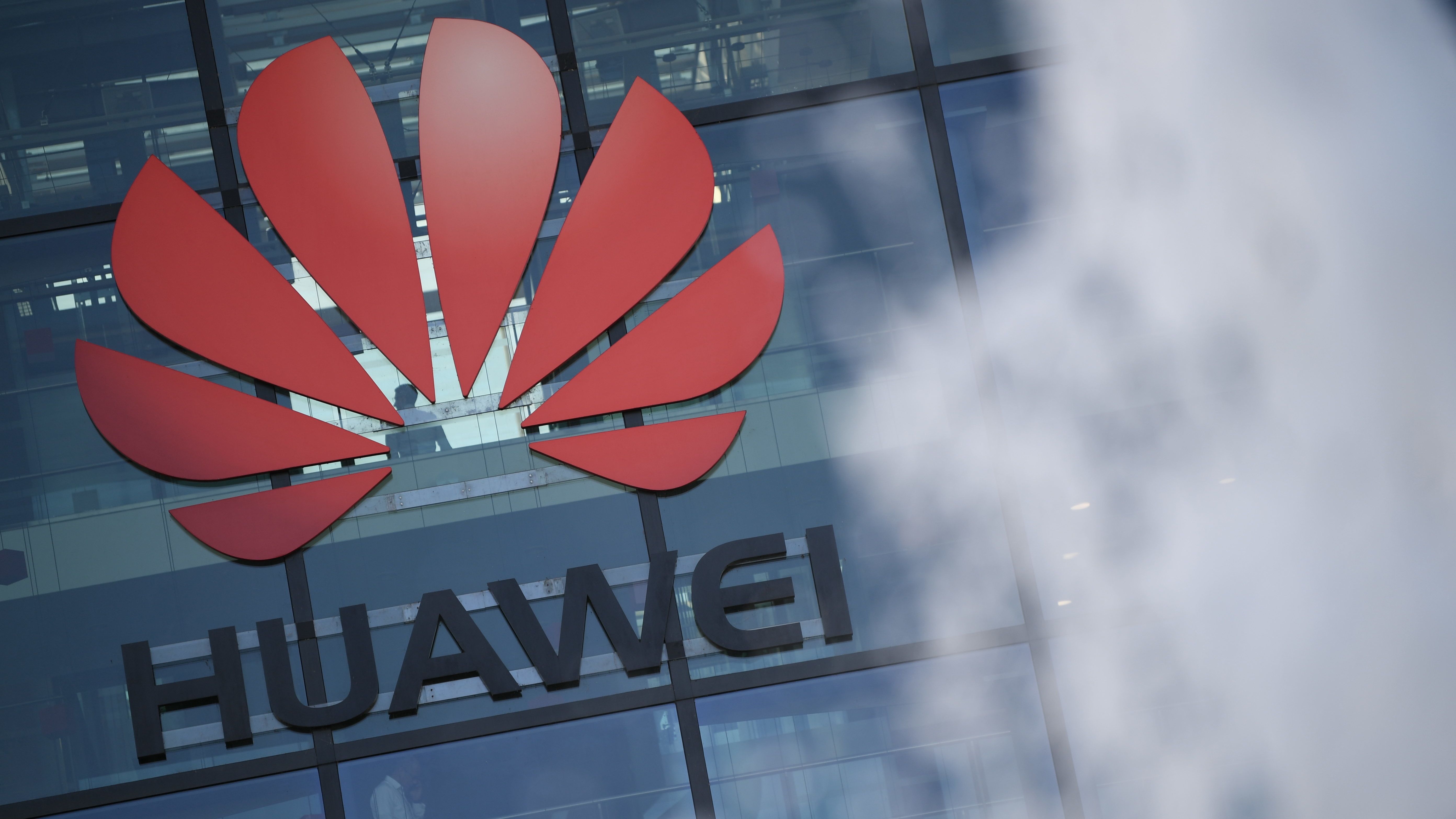 A Huawei részt vehet az 5G hálózatok kiépítésében a briteknél