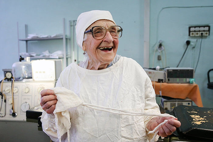 Meghalt a világ legidősebb praktizáló sebésze, 92 éves volt