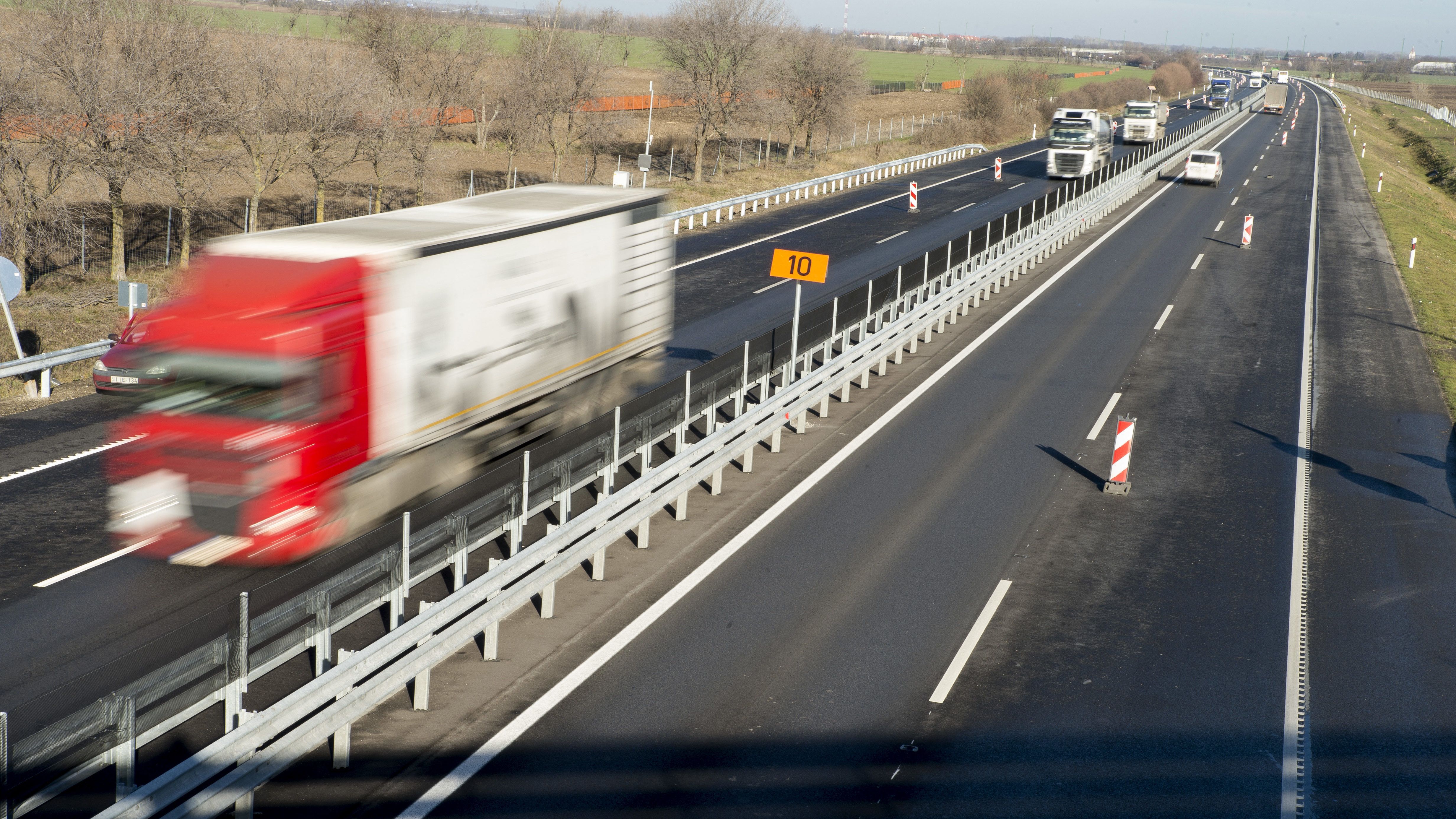 Elbocsátották a kamionsofőrt, aki nem indult útnak lyukas kerékkel