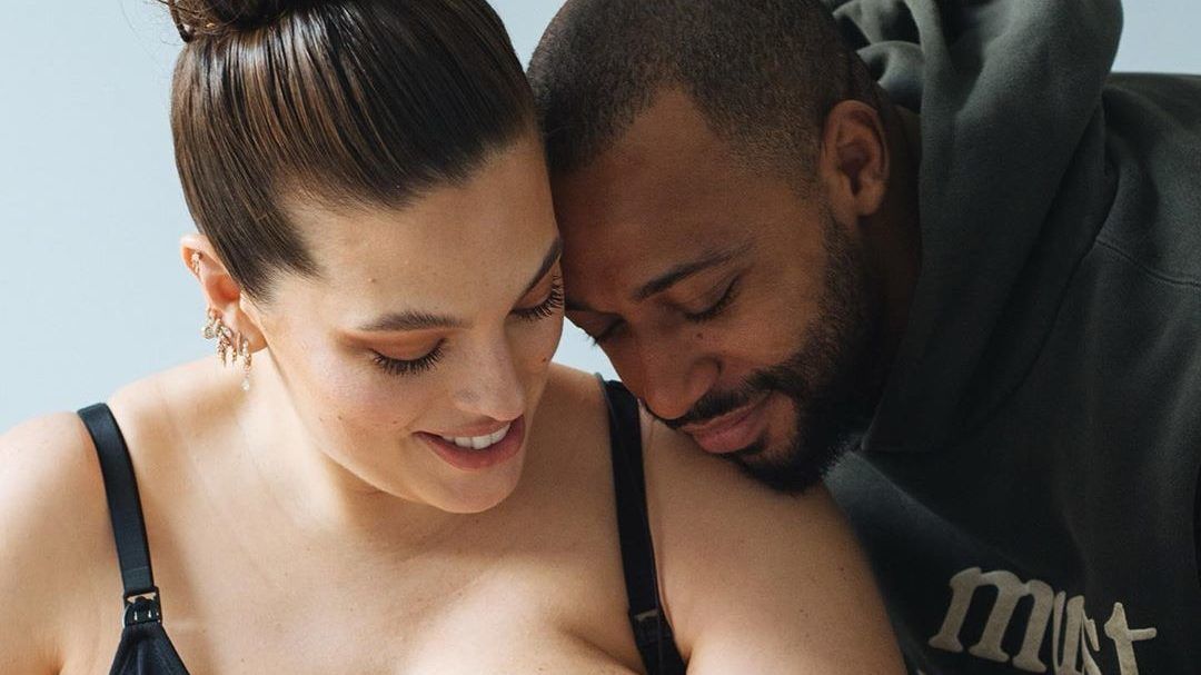 Ashley Graham szoptatós fotóval jelentkezett az Instagramon