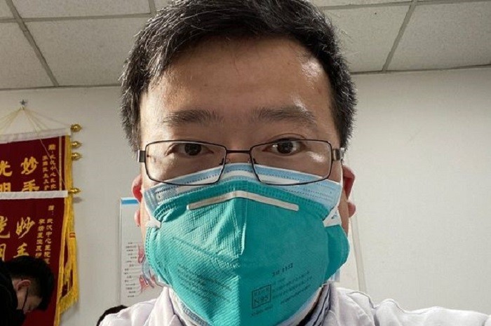 Megfenyegették a kínai orvost, aki megpróbált figyelmeztetni a koronavírusra – Közben ő is megbetegedett