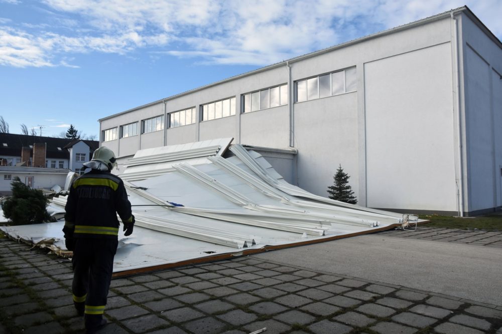 Leszakította egy sportcsarnok tetőszerkezetét a szél Törökszentmiklóson