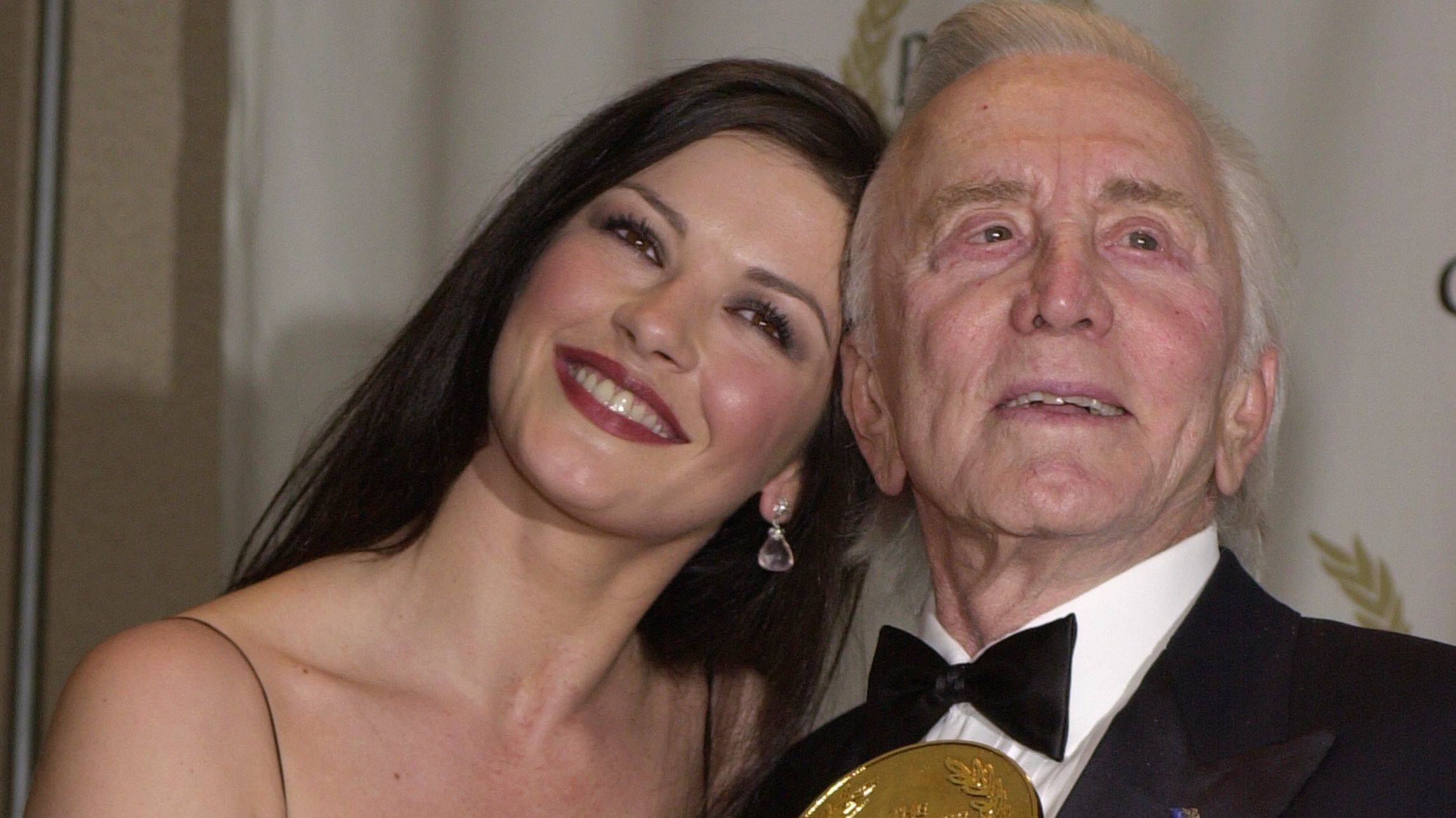 Így búcsúzott Kirk Douglas-től Catherine Zeta-Jones